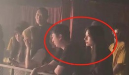 吃瓜女网红图片背景墙,揭秘网红吃瓜背景墙背后的故事